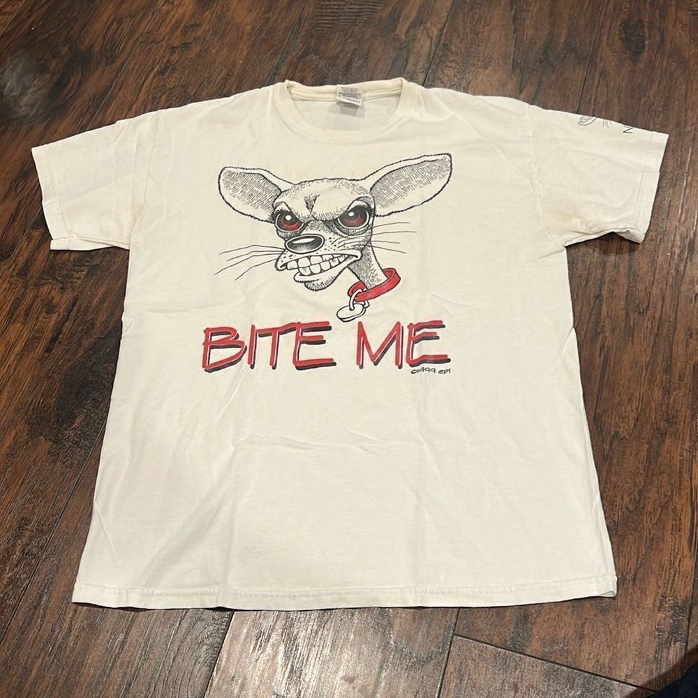 Vintage White & Red Bite Me Chihuahua T Shirt
Adult M 90s 1999 epi Arizona GUC
